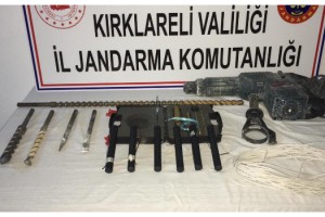 Jandarmadan kaçtıkları araçta 6 dinamit lokumu ve kablolar ele geçirildi