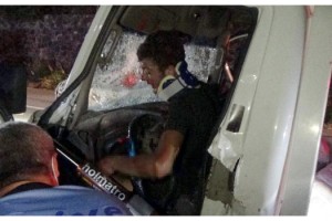 Kamyona çarpan alkollü kamyonet sürücüsü, sıkıştığı yerden 1 saatte çıkarıldı