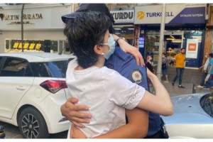 Kendisini hastaneye yetiştiren polislerle bir araya geldi