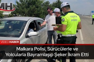 Malkara Polisi, Sürücülerle ve Yolcularla Bayramlaşıp Şeker İkram Etti