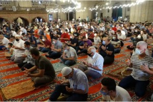 Selimiye Camii'nde sosyal mesafeli bayram namazı