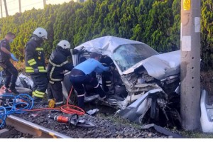 Trenin çarptığı kamyonet, elektrik direğine çarptı; sürücü öldü