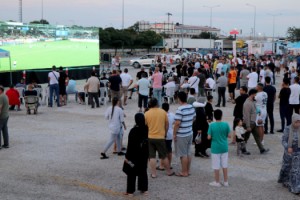 Kapıkule'de çıkış için sıra bekleyen gurbetçiler, dev ekrandan maç izledi