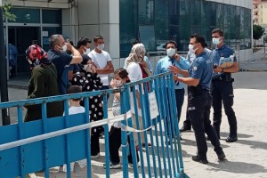 Karantinada olmaları gerekirken, yolcu taşırken yakalandılar