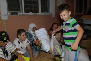 Küçük Toprak, yangında evleri yanan çocuklara oyuncaklarını gönderdi