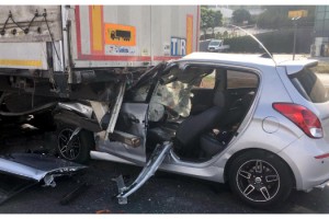 Kullandığı otomobille TIR'a çarpan bekçi ağır yaralandı