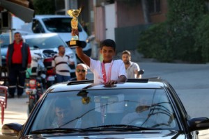 Kurtdereli güreşlerinde madalya kazanan küçük pehlivana, coşkulu karşılama