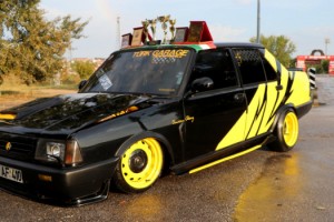 Otomobil tutkunu 93 model aracına 80 bin lira harcayıp, modifiye ettirdi