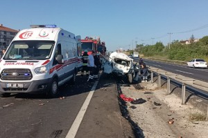 Servis minibüsü, önündeki otomobile çarptı: 2 ölü, 4 yaralı