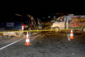 Ters yöne giren minibüs ile kamyonet çarpıştı: 1 ölü, 2 yaralı