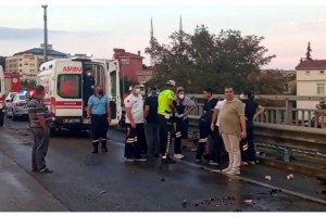 Karşı şeride geçen otomobil iki araca çarparak takla attı: 6 yaralı