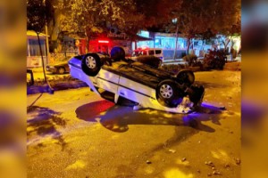 Kasise hızlı giren araç ters döndü: 1 yaralı