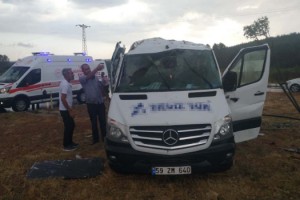 Minibüs devrildi; 8 yaralı