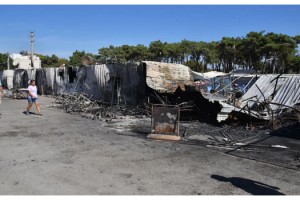 Sahildeki pazar yerinde 9 baraka alev alev yandı