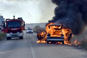 Seyir halindeki otomobil alev alev yandı