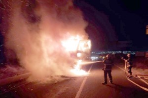 Tekirdağ'da 2 araç, alev alev yandı