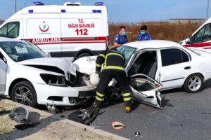 Tekirdağ'da iki otomobil kafa kafaya çarpıştı: 1 ölü, 2 yaralı