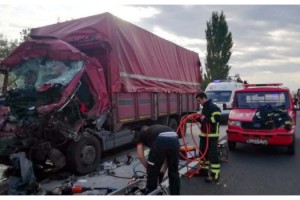 TIR'a çarpan kamyonun şoförü öldü