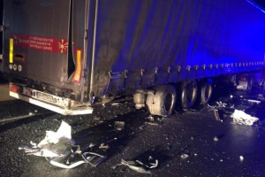 TIR’a çarpan otomobilin sürücüsü öldü