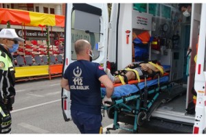 Tören için kapatılan caddede kaza; motosikletli genç ağır yaralandı