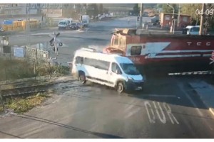 Tren çarpmasıyla 6 kişinin öldüğü minibüsün şoförünün ifadesi alınamadı