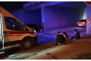 Otomobil, altgeçit ayağına çarptı: 4 yaralı