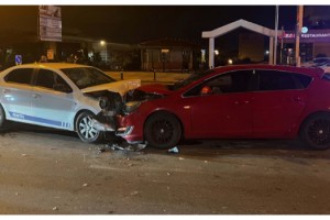 Pendik'te iki otomobil kafa kafaya çarpıştı: 4 yaralı