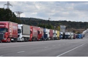 Sınır kapılarında 'kaçak göçmen' denetimi arttı, TIR kuyrukları uzadı