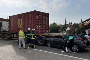 Tekirdağ'da otomobil, TIR'ın altına girdi; sürücü ağır yaralı