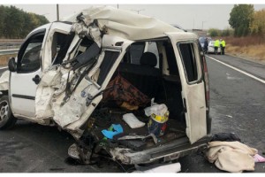 Tekirdağ'da TIR'a çarpan hafif ticari araçta 4 Iraklı yaralandı
