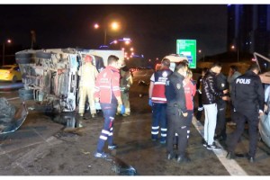 TEM Otoyolunda Hafif Ticari Aracın Çarptığı Kamyonet Devrildi: 4 Yaralı