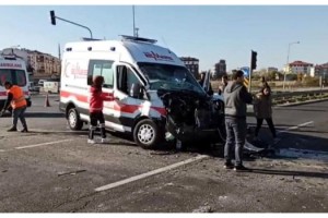 Ambulansla kamyon çarpıştı; 2 sağlık çalışanı yaralandı