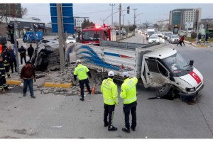 Otomobile çarpıp kaçarken, bu kez kavşakta kamyonete çarparak takla attı: 2 yaralı