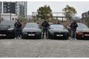 Ülkeye usulsüz yollardan milyonluk lüks araç getiren çeteye operasyon: 9 gözaltı