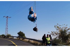 Yamaç paraşütüyle elektrik tellerine takıldı