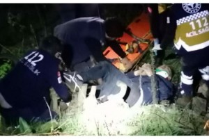 Köprüden düşerek yaralandı