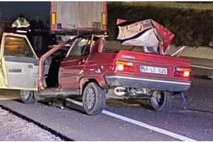 Otomobil, TIR’a arkadan çarptı: 1’i ağır 2 yaralı