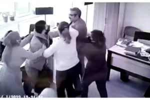 Görevli memura kafa atıp, hastanelik etti