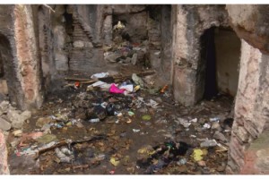 Harabeye dönen tarihi yapı madde bağımlılarına kaldı