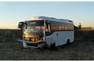 Memurların servis midibüsü, tarlaya devrildi: 8 yaralı