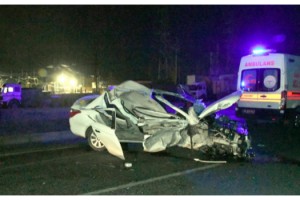 Otomobil önünde seyreden TIR’a çarptı; 2 ölü, 1 yaralı