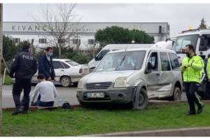 Servis minibüsünün çaptığı araçtaki 2 polis yaralandı
