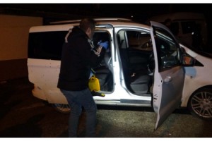 Sivil polis aracına tüfekle ateş açıldı