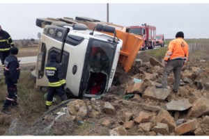Tekirdağ'da hafriyat kamyonu devrildi, 1 yaralı