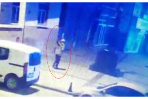 Adalet Anıtı'nı, kadın kıyafeti ve topuklu ayakkabı giyerek yakmış