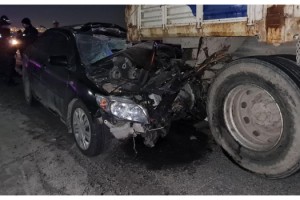 Arkadan çarptığı kamyona saplanan otomobil 65 metre sürüklendi