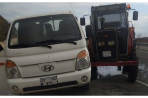 Aynı yöne giden traktör ile ticari araç çarpıştı; 1 yaralı