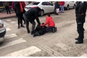 Hafif ticari aracın yaya geçidinde çarptığı çocuk yaralandı