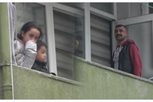 Rehin aldığı eşiyle iki çocuğuna dehşeti yaşattı