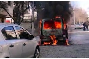 Seyir halindeki hafif ticari araç, alev alev yandı